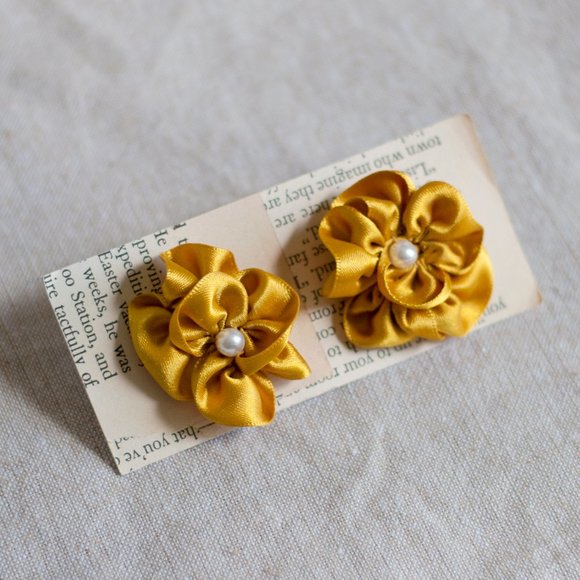 Yellow Ribbon Flower Shoe Clips - Picture 4 of 8